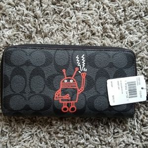 Coach NWT Lwallet